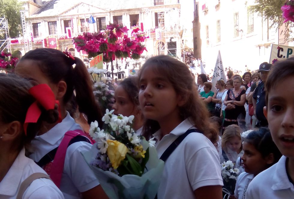 Los niños de varios colegios esperan su turno para entregar los ramos Los niños de varios colegios esperan su turno para entregar los ramos