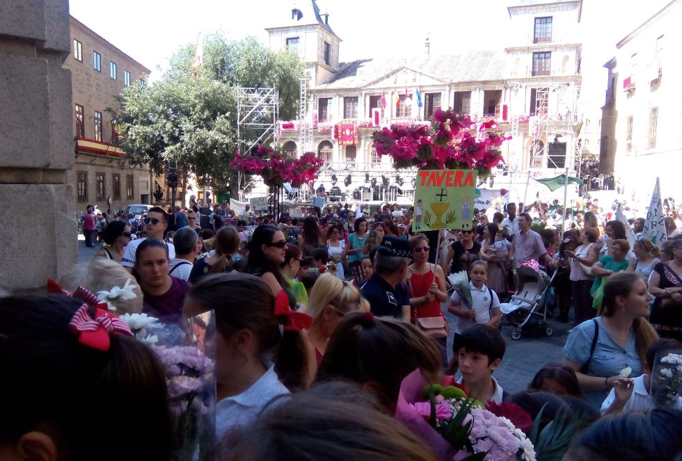 Panorámica de la plaza del Ayuntamiento de Toledo en la ofrenda del Corpus Panorámica de la plaza del Ayuntamiento de Toledo en la ofrenda del Corpus
