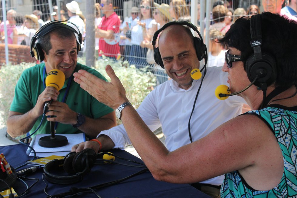 Gabriel Echávarri, alcalde de Alicante, Ruth Haswell, experta pirotécnica de Radio Alicante y Carlos Arcaya Gabriel Echávarri, alcalde de Alicante, Ruth Haswell, experta pirotécnica de Radio Alicante y Carlos Arcaya
