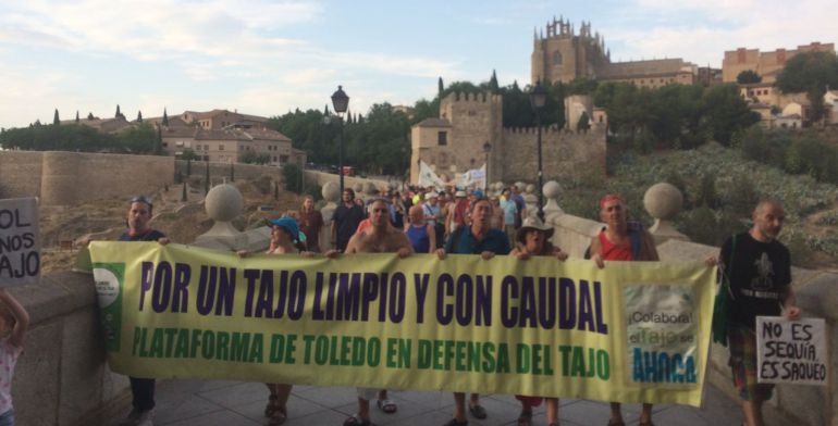 Cientos de toledanos protestan por el estado del río Tajo a su paso por la ciudad