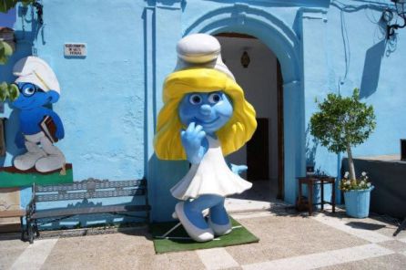 Las casas del municipio están pintadas en color azul y los muñecos llenan las calles
