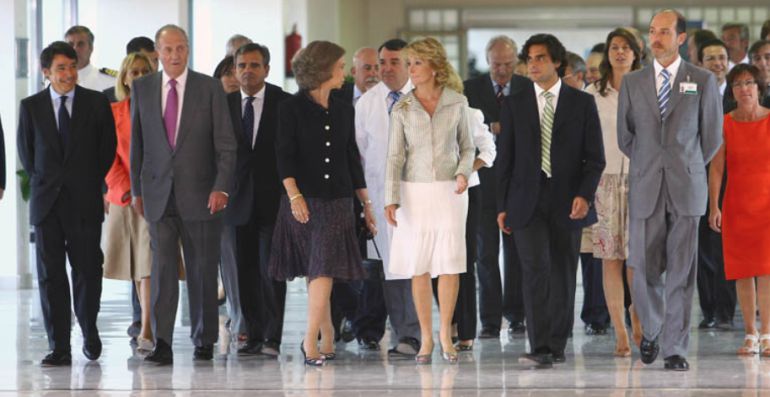 Los Reyes de España, acompañados por la expresidenta, Esperanza Aguirre durante la inauguración del Hospital Puerta de Hierro de Majadahonda en 2008
