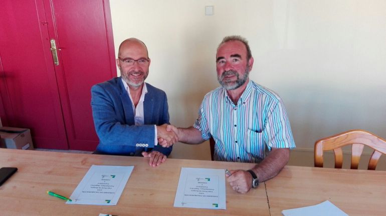 Firma de convenio de colaboración entre Cajaviva Caja Rural y Codinse