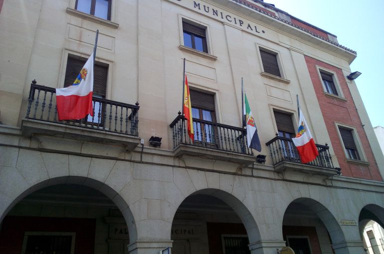 Banderas en la fachada del Ayuntamiento de Don Benito
