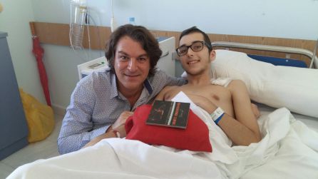 Ernesto recibe la visita de David Dorantes en el hospital