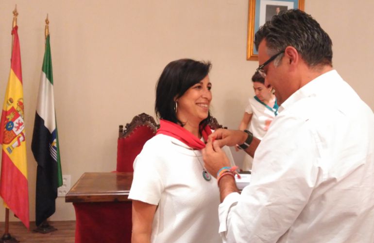 El alcalde de Coria anuda el pañuelo rojo a la nueva abandera de San Juan 2018 tras el pleno