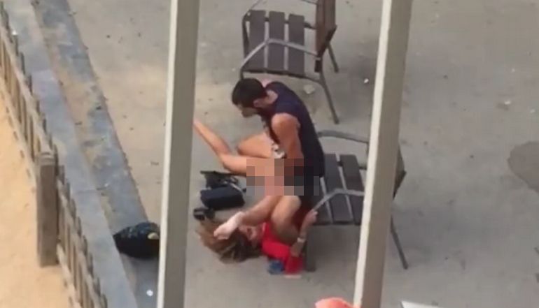 Fotograma del vídeo publicado en Facebook que muestra a dos jóvenes practicando sexo en la calle, en Barcelona