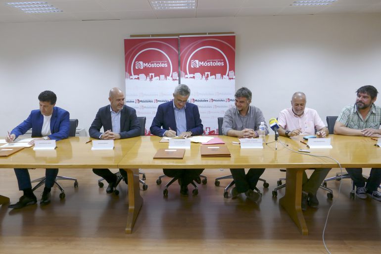 El alcalde de Móstoles, David Lucas, y el concejal de Cultura y Bienestar Social, Gabriel Ortega, junto a los representantes de las asociaciones sociales firmantes 