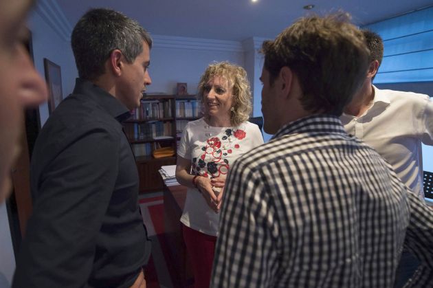El nuevo secretario general del PSC-PSOE ha mantenido un breve encuentro con su rival en el proceso de primarias, Eva Díaz Tezanos.