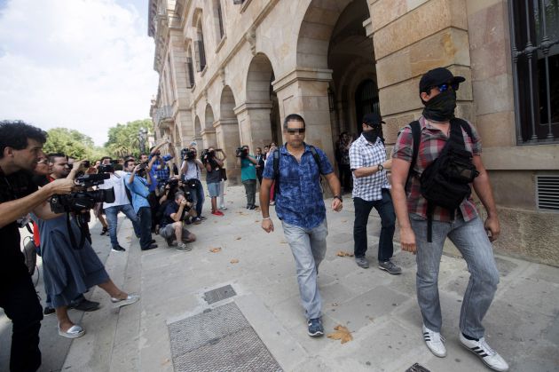 Agentes de la Guardia Civil, a su salida de la sede de parlamento de Cataluña.