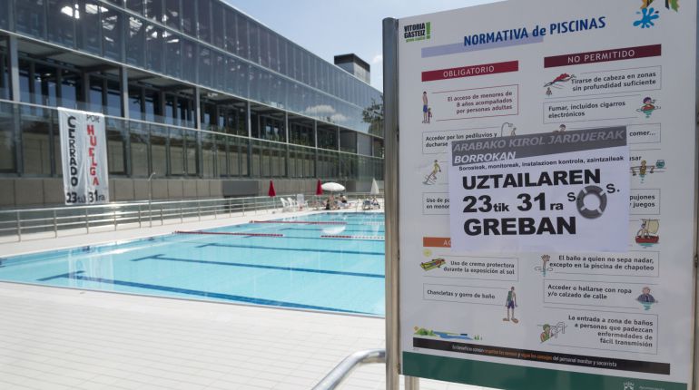  Una huelga de monitores y socorristas ha provocado el cierre de los dos recintos municipales de piscinas al aire libre con los que cuenta Vitoria  