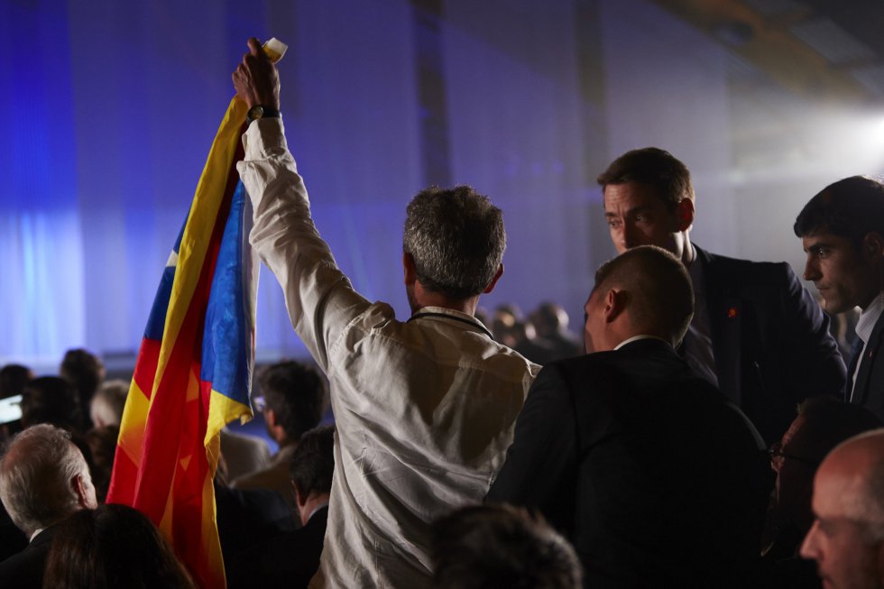 Un asistente al acto de conmemoración del XXX Aniversario del CAR de Sant Cugat, muestra una bandera estelada Un asistente al acto de conmemoración del XXX Aniversario del CAR de Sant Cugat, muestra una bandera estelada