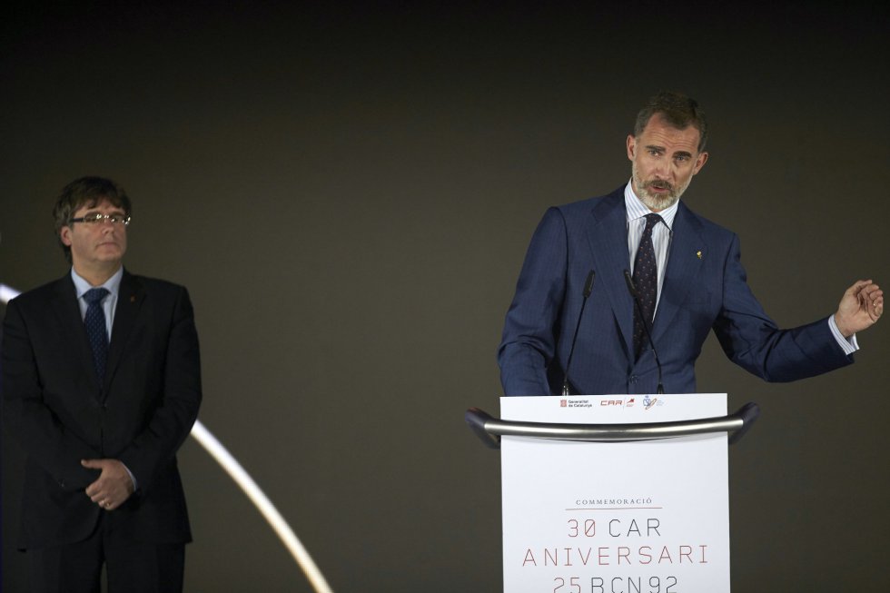 El rey Felipe VI (d) y el presidente de la Generalitat, Carles Puigdemont (i), en el CAR de Sant Cugat El rey Felipe VI (d) y el presidente de la Generalitat, Carles Puigdemont (i), en el CAR de Sant Cugat
