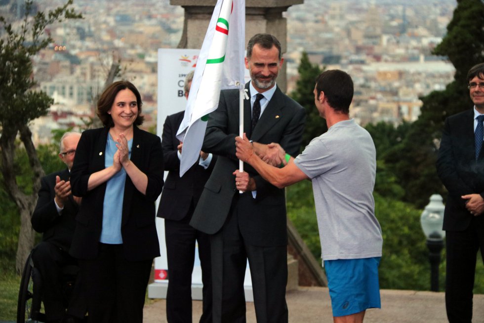 Felipe VI entrega la bandera olímpica al primer relevista Felipe VI entrega la bandera olímpica al primer relevista