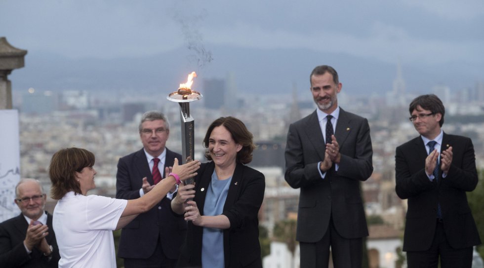 La alcaldesa de Barcelona, Ada Colau, entregando la antorcha a Eli Maragall, que fue campeona olímpica de hockey sobre hierba en los Juegos de Barcelona 92 La alcaldesa de Barcelona, Ada Colau, entregando la antorcha a Eli Maragall, que fue campeona olímpica de hockey sobre hierba en los Juegos de Barcelona 92