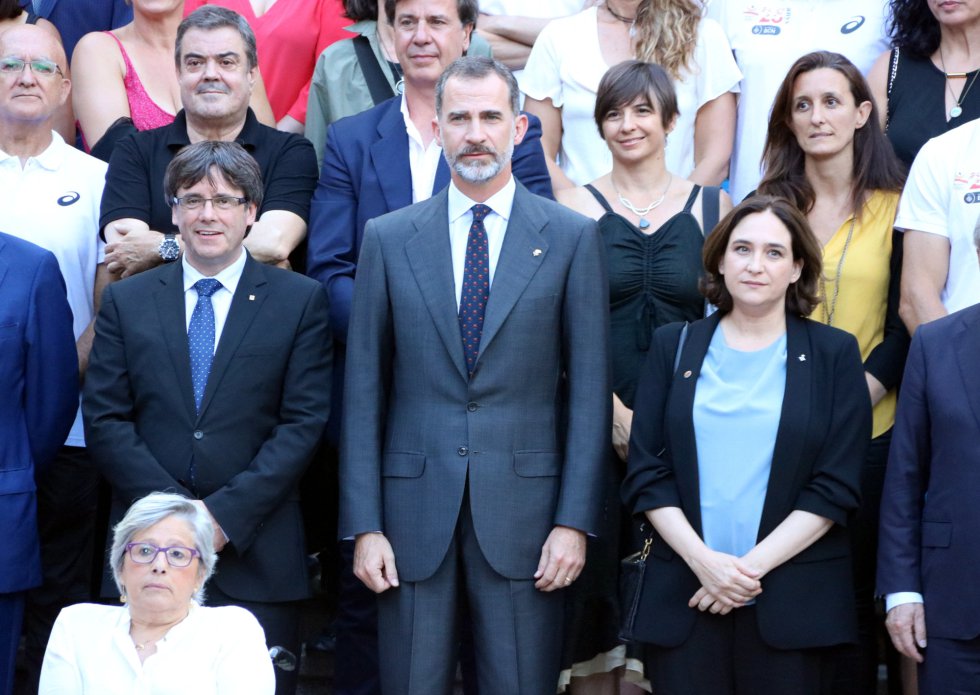 Ada Colau, Felipe VI y Carles Puigdemont durante el homenaje a todos los deportistas participantes en los Juegos Olímpicos de Barcelona '92 Ada Colau, Felipe VI y Carles Puigdemont durante el homenaje a todos los deportistas participantes en los Juegos Olímpicos de Barcelona '92
