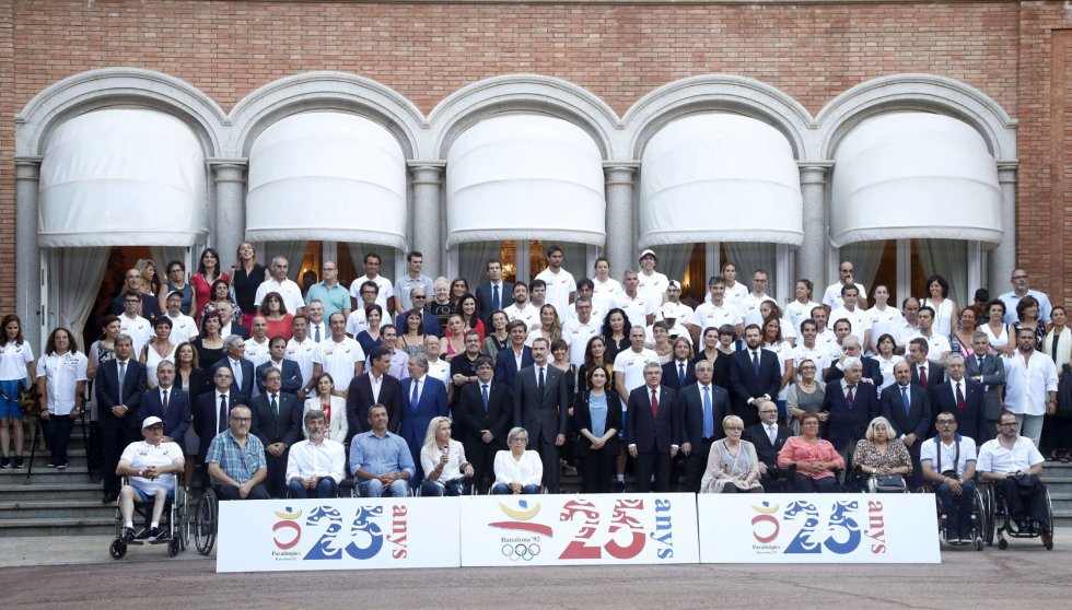 Foto de familia del rey Felipe VI (c) con las autoridades y los atletas que participaron en los Juegos Olímpicos de Barcelona 92, en un acto organizado para conmemorar el 25 aniversario de la cita olímpica Foto de familia del rey Felipe VI (c) con las autoridades y los atletas que participaron en los Juegos Olímpicos de Barcelona 92, en un acto organizado para conmemorar el 25 aniversario de la cita olímpica