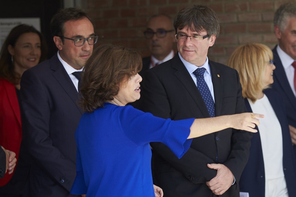 El presidente de la Generalitat, Carles Puigdemont (2d), junto a la vicepresidenta del Gobierno, Soraya Saénz de Santamaría (c) y el conseller de Territorio y Sostenibilidad, Josep Rull (i) El presidente de la Generalitat, Carles Puigdemont (2d), junto a la vicepresidenta del Gobierno, Soraya Saénz de Santamaría (c) y el conseller de Territorio y Sostenibilidad, Josep Rull (i)