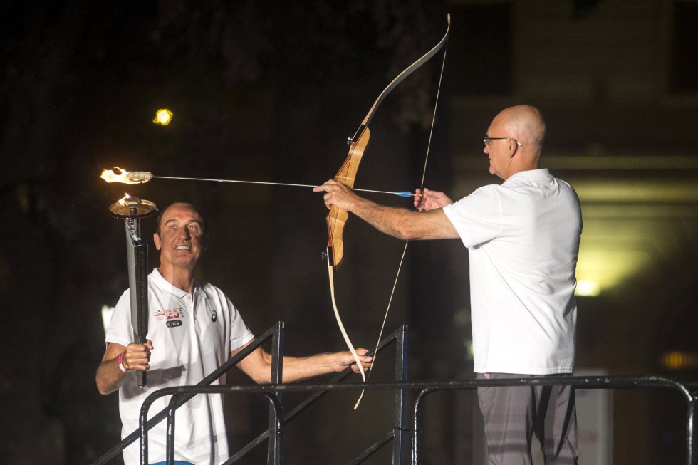 El exjugador de baloncesto Juan Antonio San Epifanio ''Epi'' (i) y el arquero paralímpico Antonio Rebollo recrean el encendido del pebetero olímpico El exjugador de baloncesto Juan Antonio San Epifanio ''Epi'' (i) y el arquero paralímpico Antonio Rebollo recrean el encendido del pebetero olímpico
