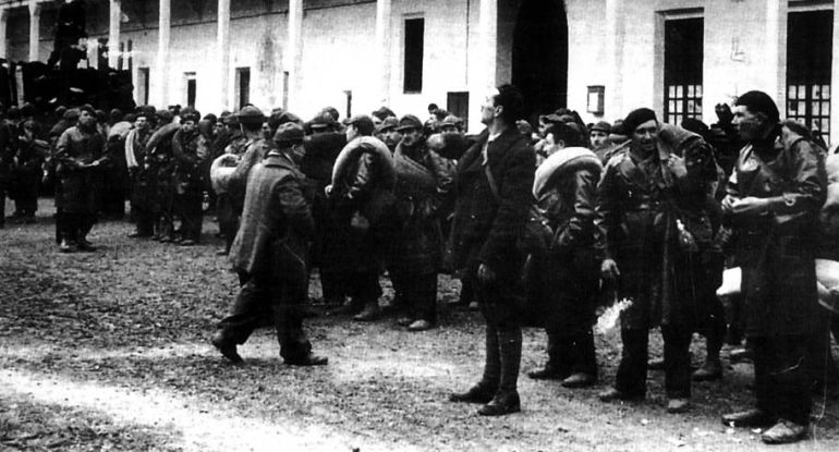 Voluntarios de las Brigadas Internacionales en el Cuartel de la Guardia Republicana en Albacete en 1936