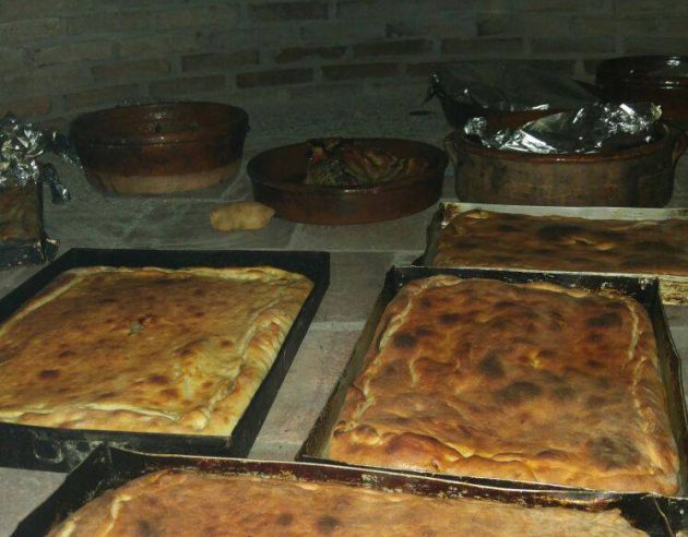 El horno tradicional de Casa Cazoleiro en pleno funcionamiento