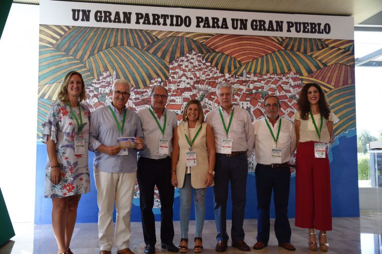 Imagen de los cinco miembros integrados en la nueva ejecutiva de Susana Díaz junto a Irene García y Manuel Jiménez Barrios. 