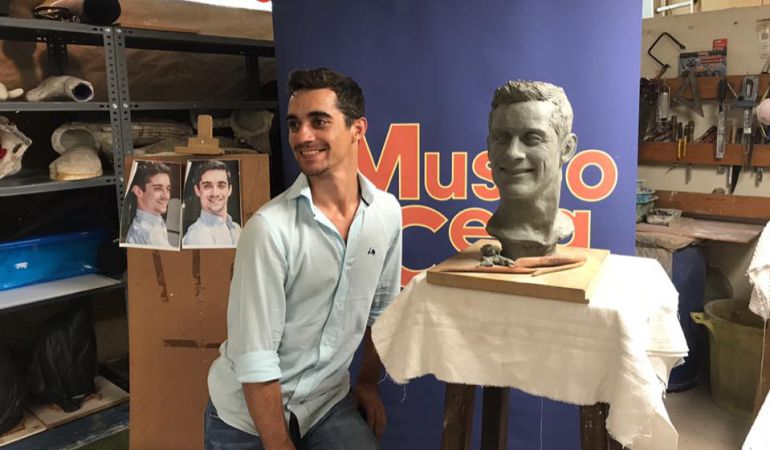 Javier Fernández posa junto al busto de la que será su figura