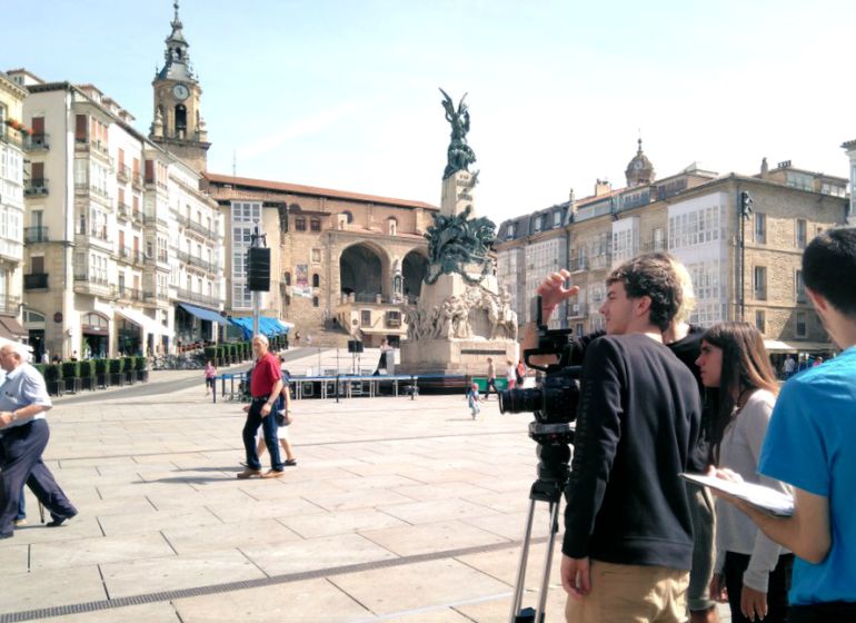 Varios participantes graban sus piezas audiovisuales en las calles de Vitoria.