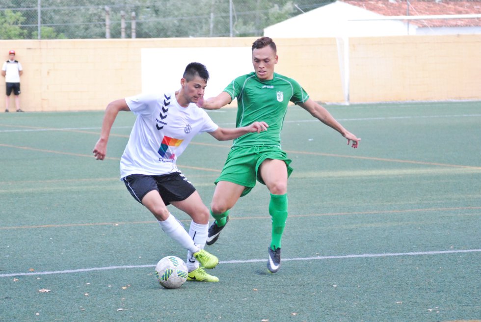 Tomás defiende el balón ante la presión de un rival Tomás defiende el balón ante la presión de un rival