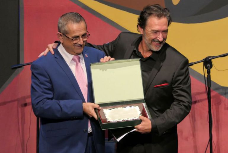 Ginés García Millán recibe el reconocimiento del Festival de manos del alcalde de La Unión, Pedro López