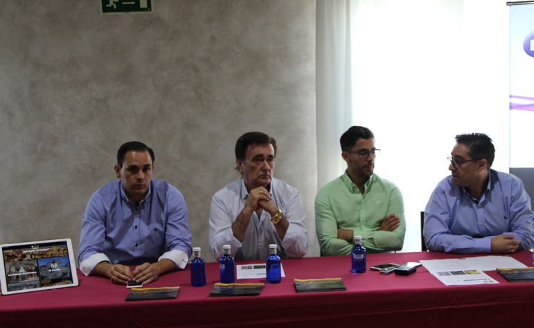 Responsables del Restaurante La Brasería, el alcalde de Cuéllar, y el responsable de Inmedia, explican la nueva aplicación de turismo.