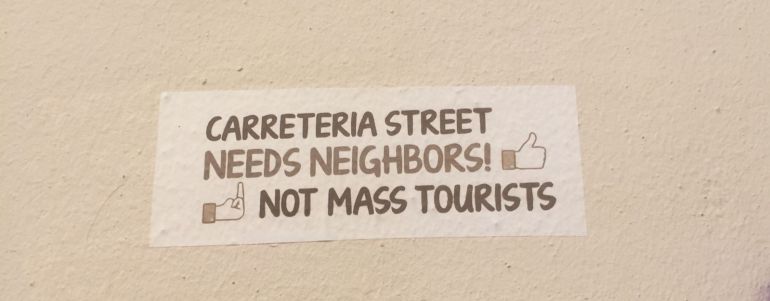 Cartel colocado en el centro de Málaga en contra del turismo masivo