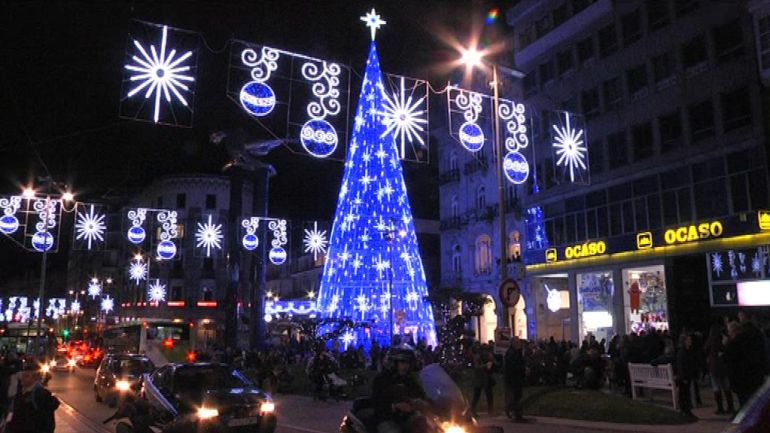 Iluminación navideña en la Porta do Sol en Vigo.