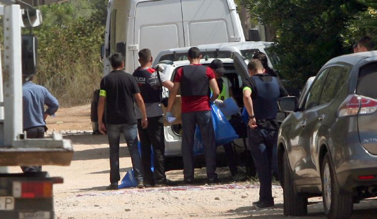 Los Mossos d'Esquadra se llevan bolsas con objetos de la casa donde se produjo la explosión el miércoles en Alcanar (Tarragona)