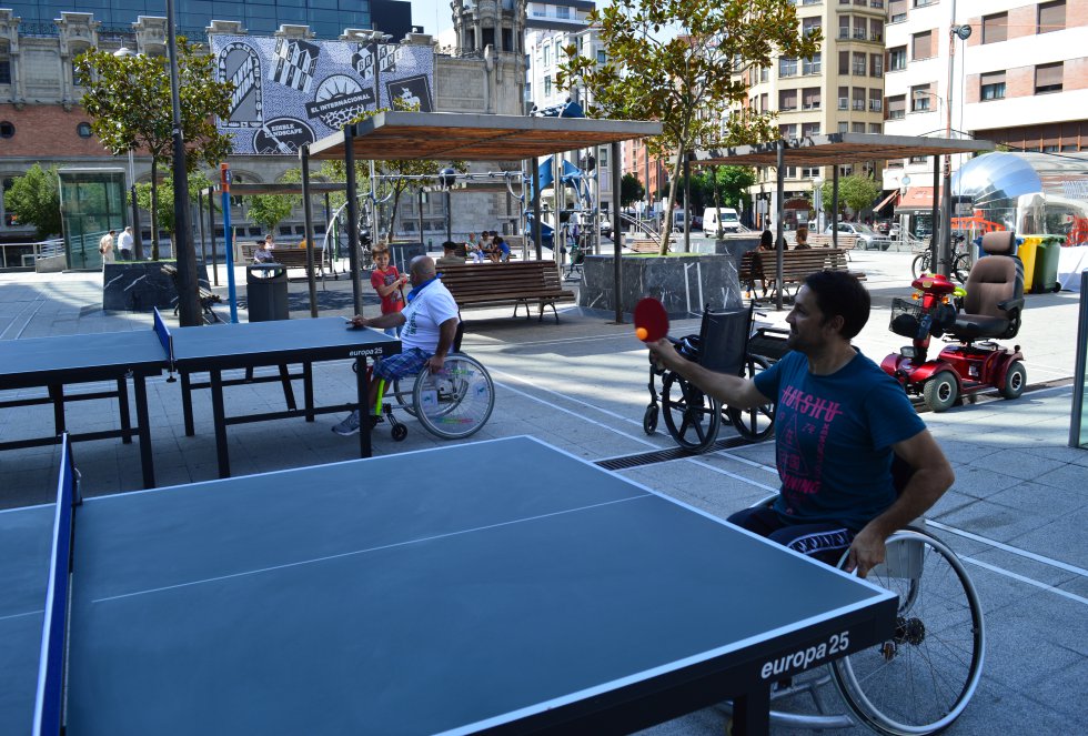 Ping pong adaptado en 'Open Jaia', con la Fundación Saiatu Ping pong adaptado en 'Open Jaia', con la Fundación Saiatu