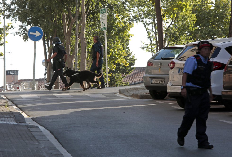 Despliegue policial en Sant Sadurní d'Anoia, donde los Mossos d'Esquadra han montado un dispositivo de control. Despliegue policial en Sant Sadurní d'Anoia, donde los Mossos d'Esquadra han montado un dispositivo de control.