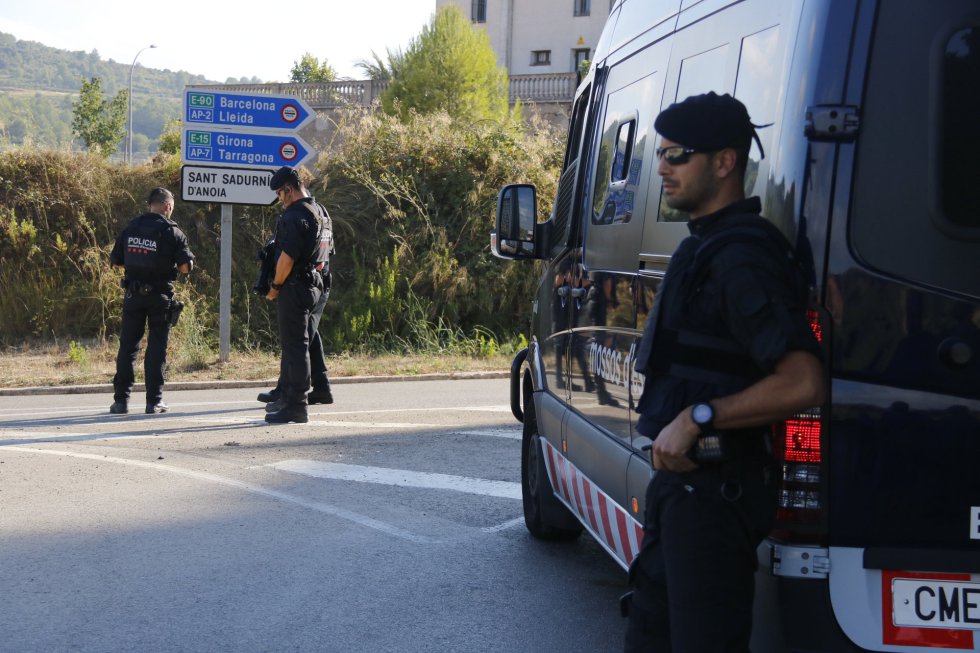 Agentes de los Mossos d'Esquadra en el marco de la operación policial. Agentes de los Mossos d'Esquadra en el marco de la operación policial.