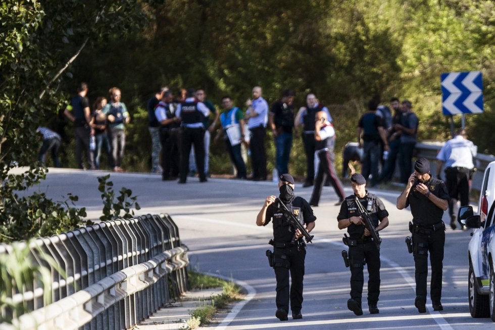 Operativo policial en el lugar donde el autor del atentado de La Rambla de Barcelona ha sido abatido por disparos de los Mossos d'Esquadra. Operativo policial en el lugar donde el autor del atentado de La Rambla de Barcelona ha sido abatido por disparos de los Mossos d'Esquadra.