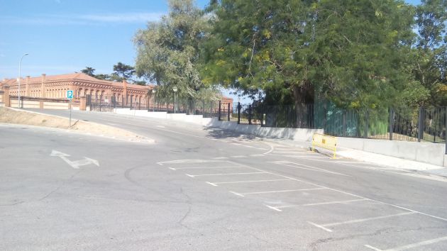Vista actual del aparcamiento y el parque de la Fuente de la Niña, donde se ubicaban 3 peñas.