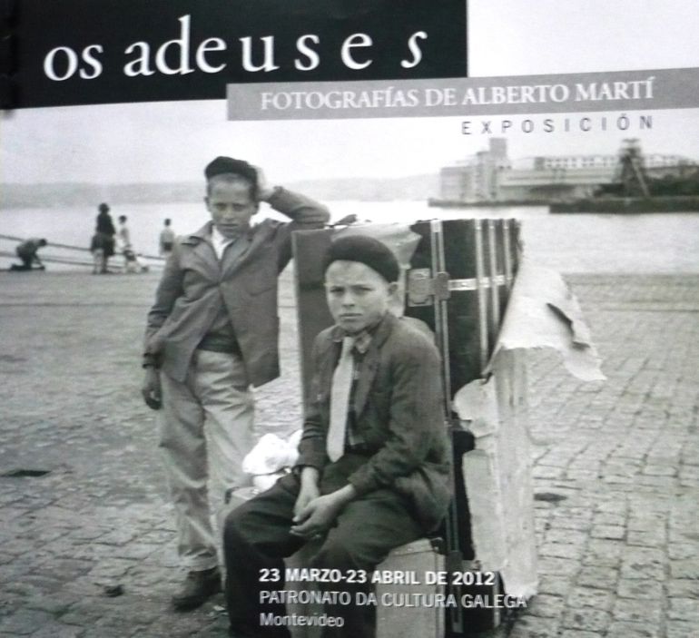 Esta exposición,Os Adeuses, foi exposta en Motevideo, no  ano 2012. Ata o 17 de setembro, esta exposición fotográfica do éxodo galego a América,está exposta na Sala Dos Arcos do Concello de Celanova.
