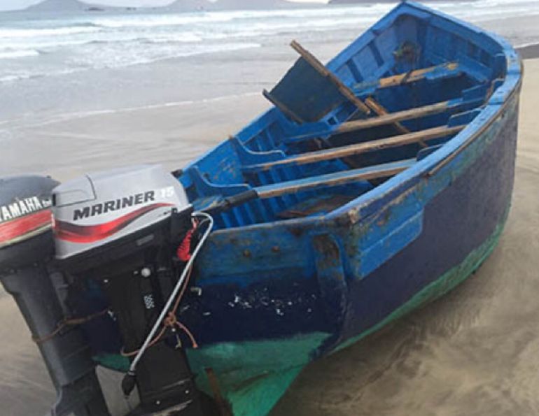 Llega una patera a Famara en Lanzarote sin ser detectada ...