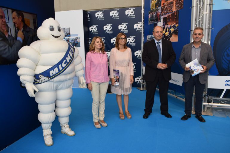 Los responsables de Michelin presentan su stand en presencia de la alcaldesa y la concejal de Promoción y Desarrollo