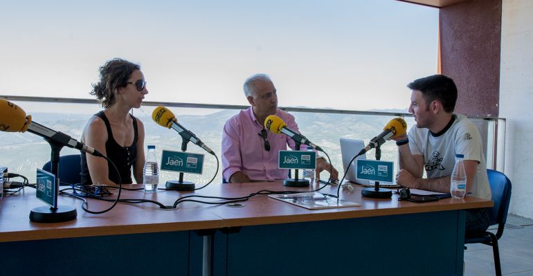 De izquierda a derecha, la concejala de Turismo, Olga Melero, el alcalde de La Iruela, José Antonio Olivares, y el presentador, César García.