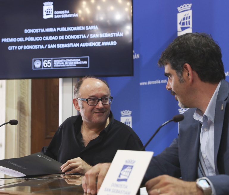 El alcalde de San Sebastián, Eneko Goia (d), y el director del Festival de Cine de San Sebastián, José Luis Rebordinos, durante la presentación hoy del Premio del Público del certamen donostiarra.
