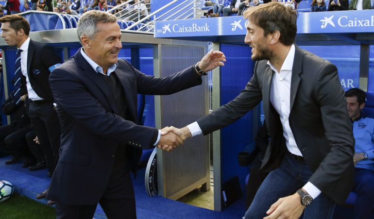 Luis Zubeldía saluda al entrenador del Villarreal en la previa de su último partido en el Alavés.