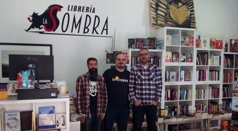 Jorge, Jonathan y Alberto, en la librería.