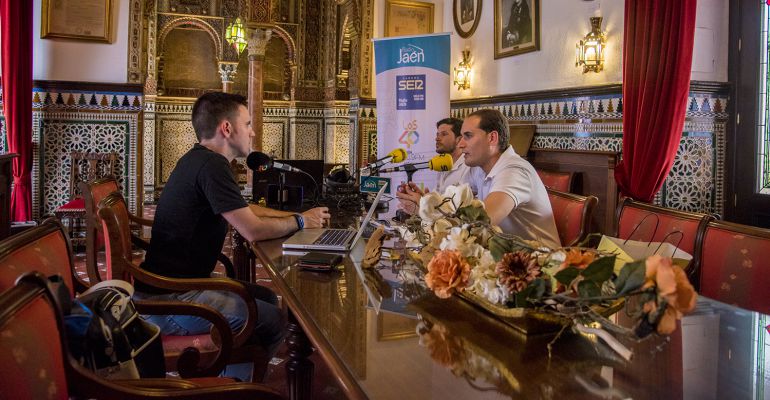 César García (izquierda) entrevista a Juan Latorre, alcalde de Arjona (primero a la derecha) y a Antonio Salas, guía turístico y director del museo local.