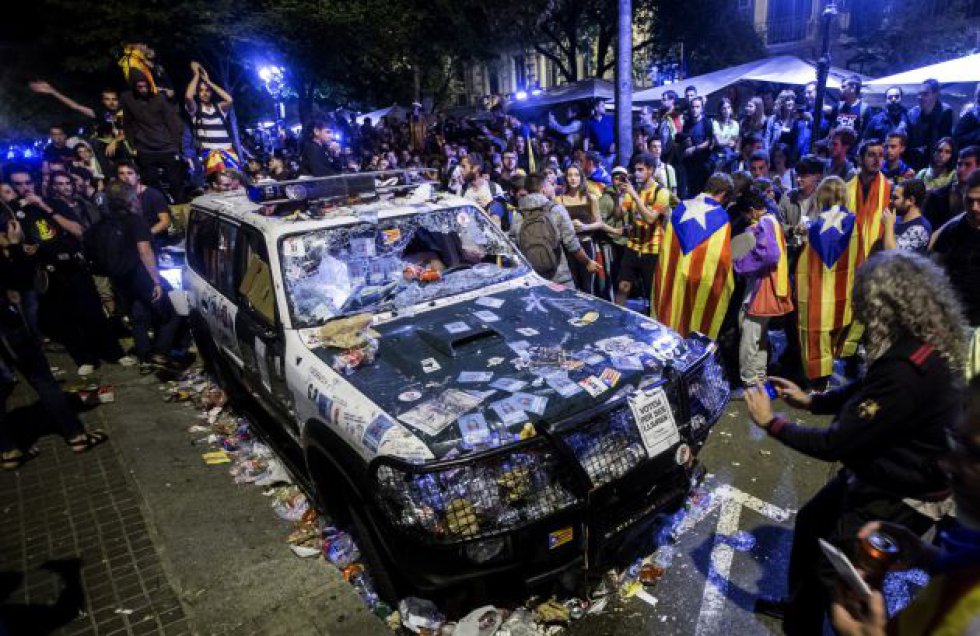 Uno de los tres coches de la Guardia Civil que los manifestantes han destrozado ante la Consellería de Hacienda. 