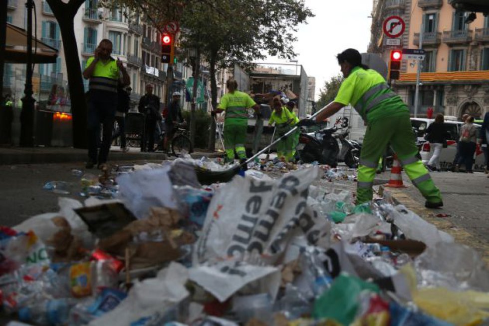 Así han quedado las calles tras una noche de cargas y destrozos tras el registro de la Guardia Civil en la conselleria de Hacienda para impedir el referéndum del 1 de octubre. 