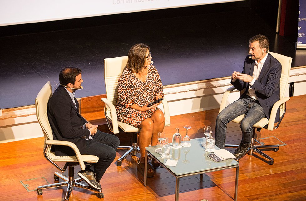 Alberto Garzón y Angels Barceló, escuchando las explicaciones de Antonio Maíllo Alberto Garzón y Angels Barceló, escuchando las explicaciones de Antonio Maíllo